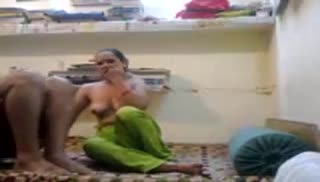 Арабская пара снимает скромную порнуху Screen №4