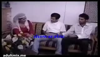 Бабенка на опыте учит парней групповухе Screen №3