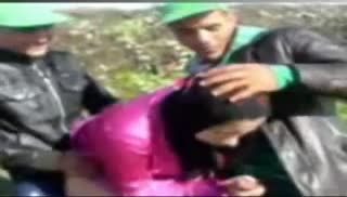 Мужики лапают бабенку прямо на улице Screen №1