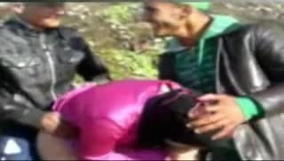 uz xxx Мужики лапают бабенку прямо на улице