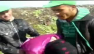 Мужики лапают бабенку прямо на улице Screen №3