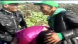 Мужики лапают бабенку прямо на улице Screen №4