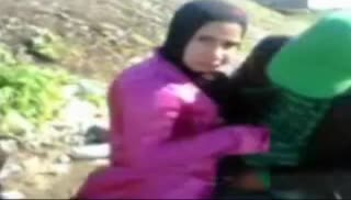 Мужики лапают бабенку прямо на улице Screen №6