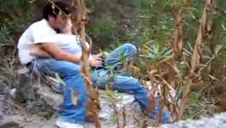 Парочка спаривается на камне в лесу Screen №1