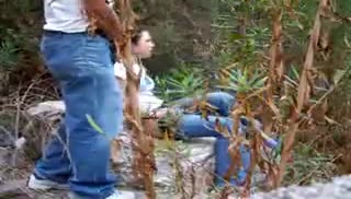 Парочка спаривается на камне в лесу Screen №4