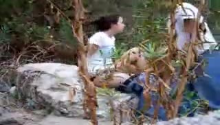 Парочка спаривается на камне в лесу Screen №5