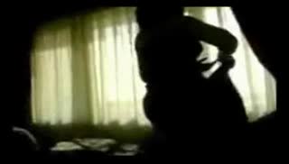 Сучка танцует парню и дает полапать свои сиськи Screen №1