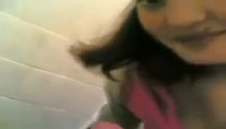 Деваха робко берет в ротик перед камерой Screen №4