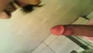 Деваха робко берет в ротик перед камерой Screen №8