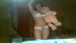 Молодая девка эротично танцует парню стриптиз Screen №1