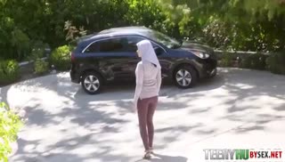 Робкая девушка все же согласилась взять за щеку Screen №1