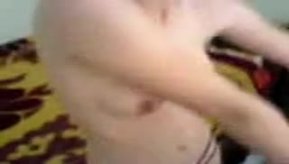 Кавказская деваха хвастает попкой в эротичных трусиках Screen №5