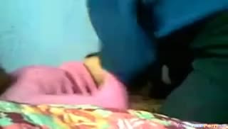 Тощий поц завалил кавказскую девочку в постель Screen №3