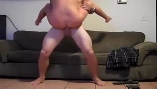 Блондинка обкатывает кавказский хер на диване Screen №3