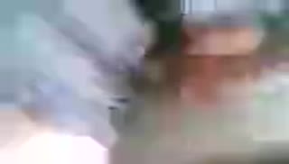 Жена старательно делает минет мужу перед телефоном Screen №1