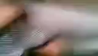 Жена старательно делает минет мужу перед телефоном Screen №3