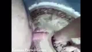 Деваха старательно делает минет самцу крупным планом Screen №1