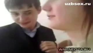 Пара снимает неприличные ласки на телефон Screen №5