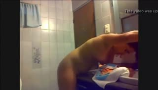 Безбашенная сучка трется киской об раковину Screen №3