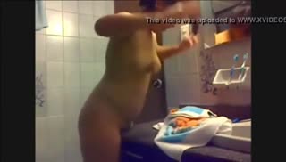 Безбашенная сучка трется киской об раковину Screen №4