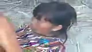 Бухая пара не стесняется шпилится на пляже Screen №3