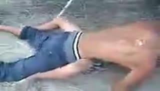 Бухая пара не стесняется шпилится на пляже Screen №5