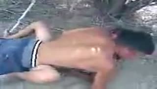 Бухая пара не стесняется шпилится на пляже Screen №6