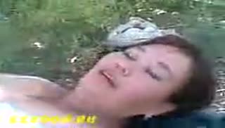 Пьяная толстая шлюха отдалась первому встречному Screen №1