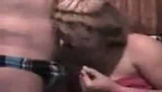 Зрелая проститутка работает пошлым ротиком Screen №1