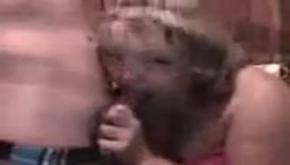 Зрелая проститутка работает пошлым ротиком Screen №5