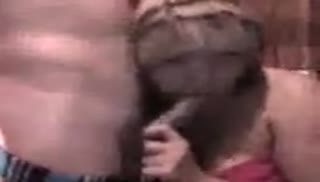 Зрелая проститутка работает пошлым ротиком Screen №7