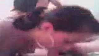 Девушки синхронно делают минеты своим парням Screen №3