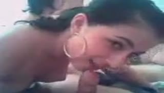 Девушки синхронно делают минеты своим парням Screen №4