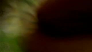 Деваха держит телефон и снимает, как ее трахает парень Screen №5