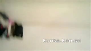 Деваха держит телефон и снимает, как ее трахает парень Screen №8