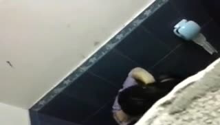 Пьяная пара не стесняется спариваться в общественном сортире Screen №1