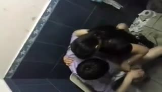 uz xxx Пьяная пара не стесняется спариваться в общественном сортире