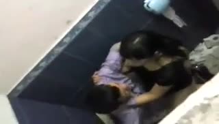 Пьяная пара не стесняется спариваться в общественном сортире Screen №3