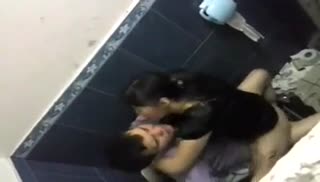 Пьяная пара не стесняется спариваться в общественном сортире Screen №4