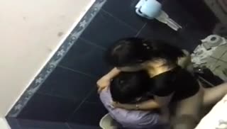 Пьяная пара не стесняется спариваться в общественном сортире Screen №5