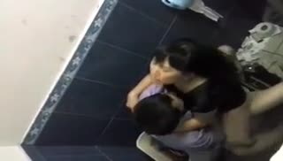 Пьяная пара не стесняется спариваться в общественном сортире Screen №6