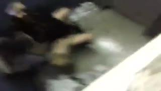 Пьяная пара не стесняется спариваться в общественном сортире Screen №7