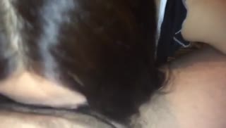 Брюнетка жадно делает минет от первого лица Screen №6