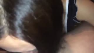 Брюнетка жадно делает минет от первого лица Screen №8