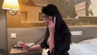 Выпившая брюнетка принялась отсасывать хер Screen №1