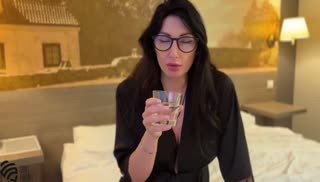 uz xxx Выпившая брюнетка принялась отсасывать хер