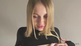 uz xxx Спортивная молодая соседка демонстрирует попку