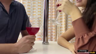 Брюнетка сама стягивает со своего партнера штаны Screen №1