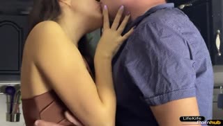 uz xxx Брюнетка сама стягивает со своего партнера штаны