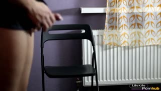 Брюнетка сама стягивает со своего партнера штаны Screen №4